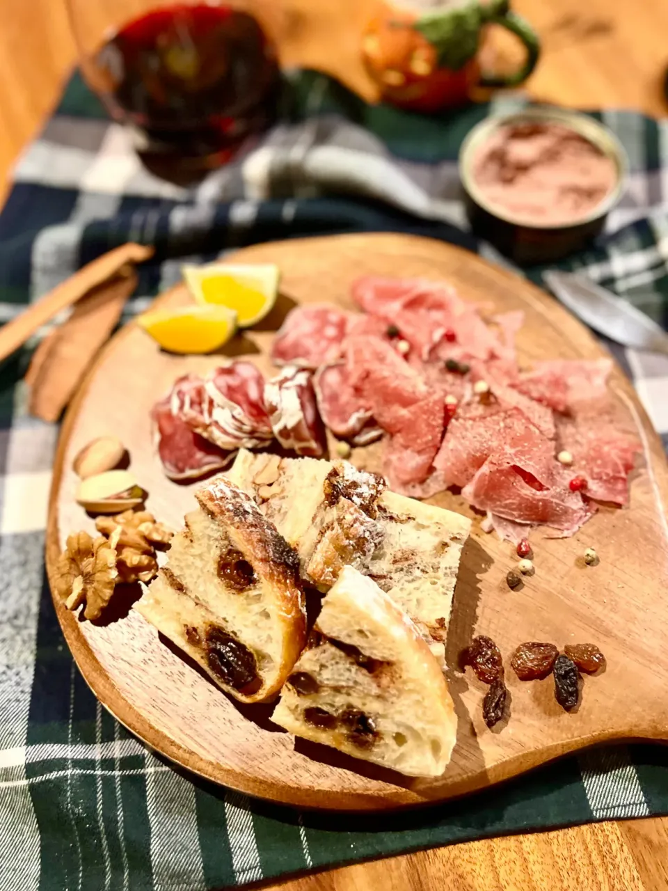 2種のレーズン入り✨ダッチオーブンで焼いた秋のカンパーニュでキャンプ晩酌🍂|アッコ✨さん