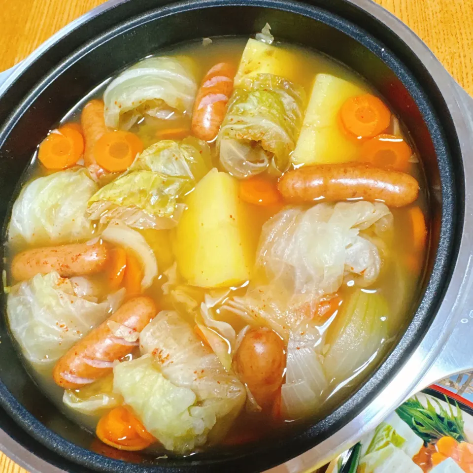 具はポトフ(キャベツ、じゃがいも、玉ねぎ、にんじん、ウインナー、ロールキャベツ)な鍋🍲|naoさん