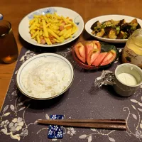 ご飯、なす味噌炒め、肉野菜炒め、トマト、豆もやし、六条麦茶、練乳かけ手作り牛乳プリン(夕飯)|enarinさん