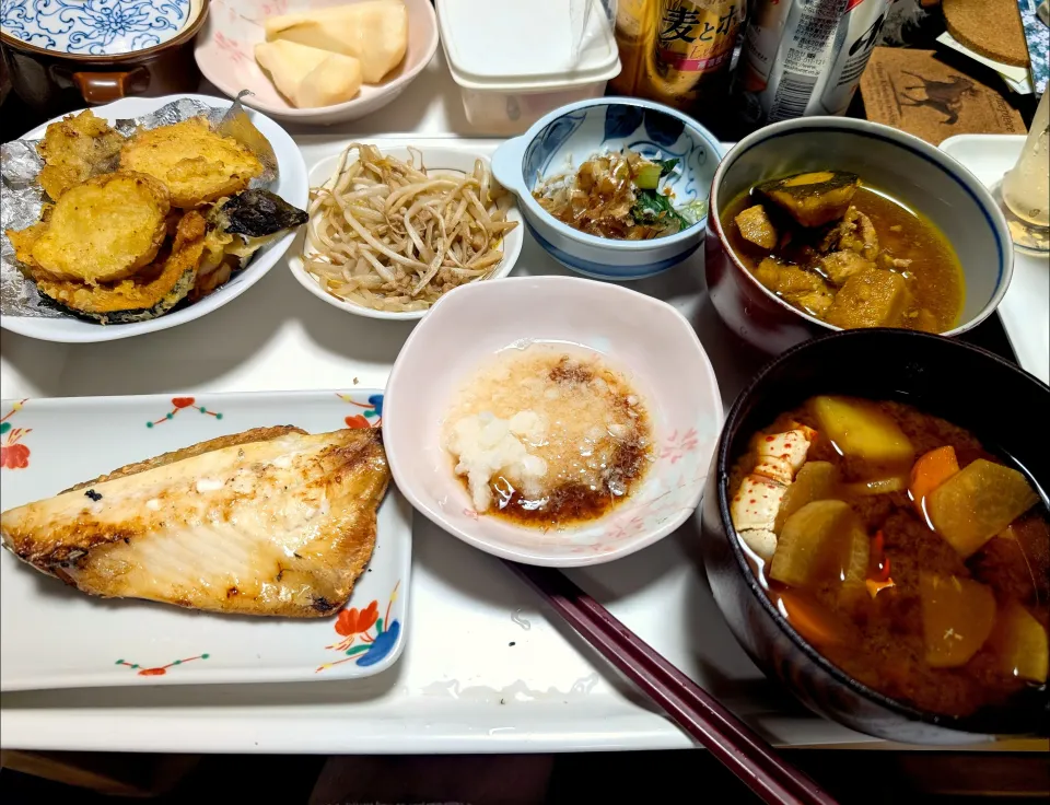 9/23（火）夕食。つぼ鯛。花咲がにの鉄砲汁。小松菜のお浸し、シラス乗せ。作り置きのかぼちゃとトリひきの煮物と残り物の天ぷら(笑)。|へいちゃんさん