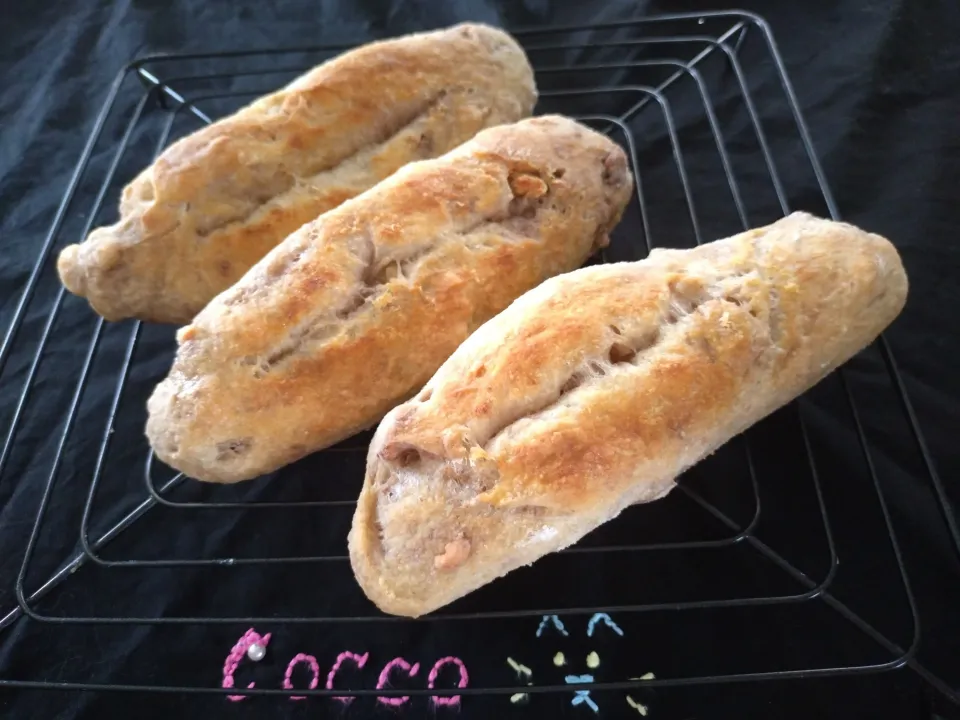 朝日が似合うシリーズ・全粒粉のクルミ入りバターフィセル✨|cocco+さん