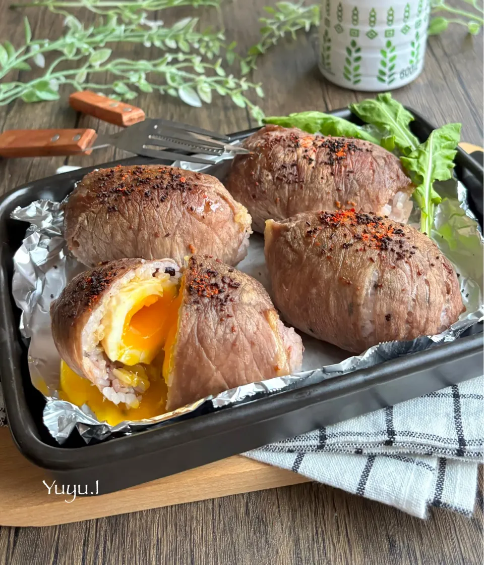 半熟卵の肉巻きおにぎり〜割ったらお月見🌕|ゆーこどんさん