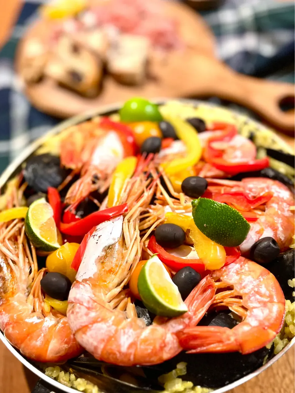 具材ゴロゴロ！彩りパエリアの秋キャンプ飯🥘|アッコ✨さん