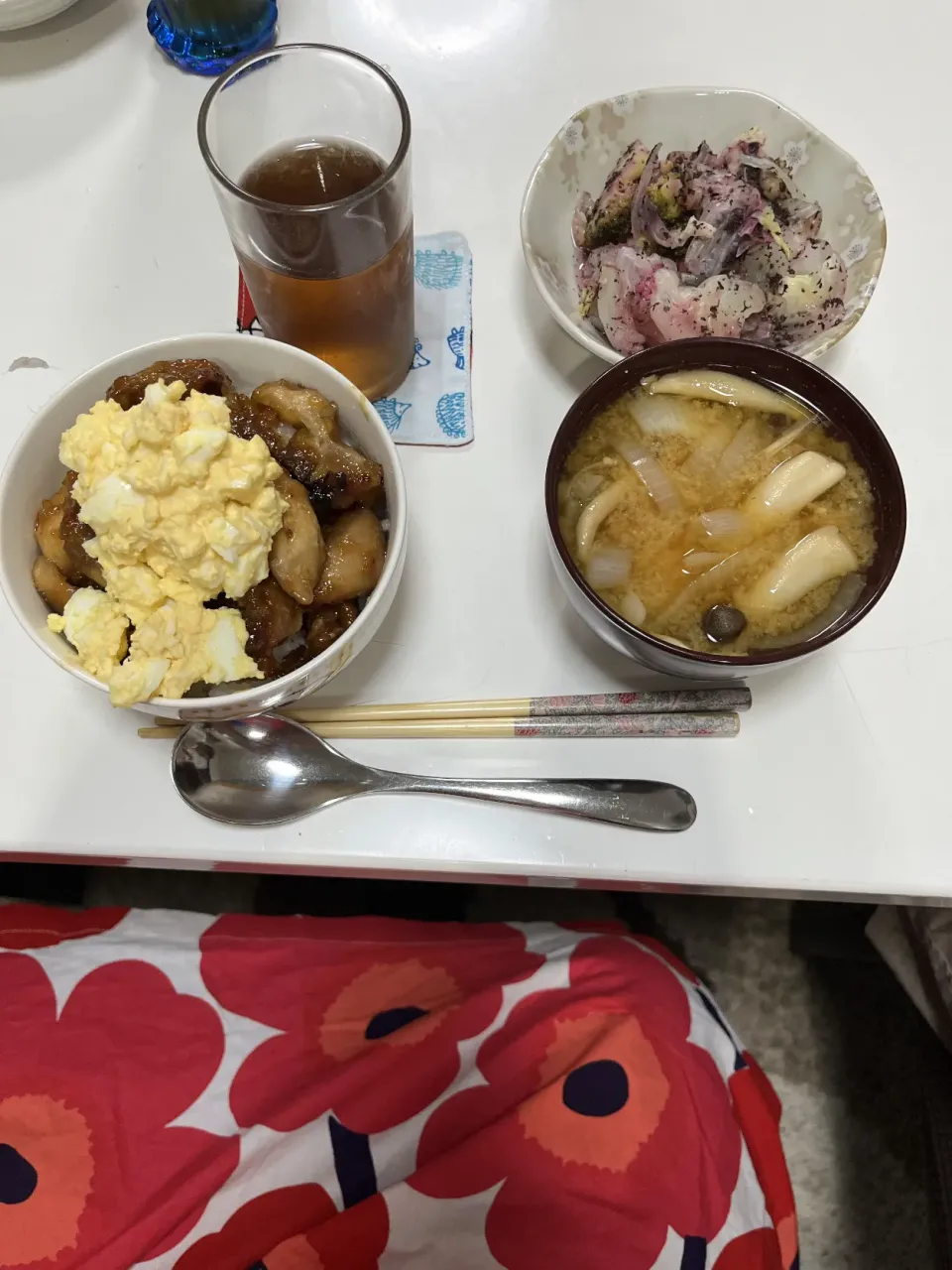 晩御飯☆キャベツとブロッコリーのゆかり酢和え☆てりたま丼（鶏もも・れんこん）☆みそ汁（しめじ・玉葱・じゃが芋）|Saharaさん