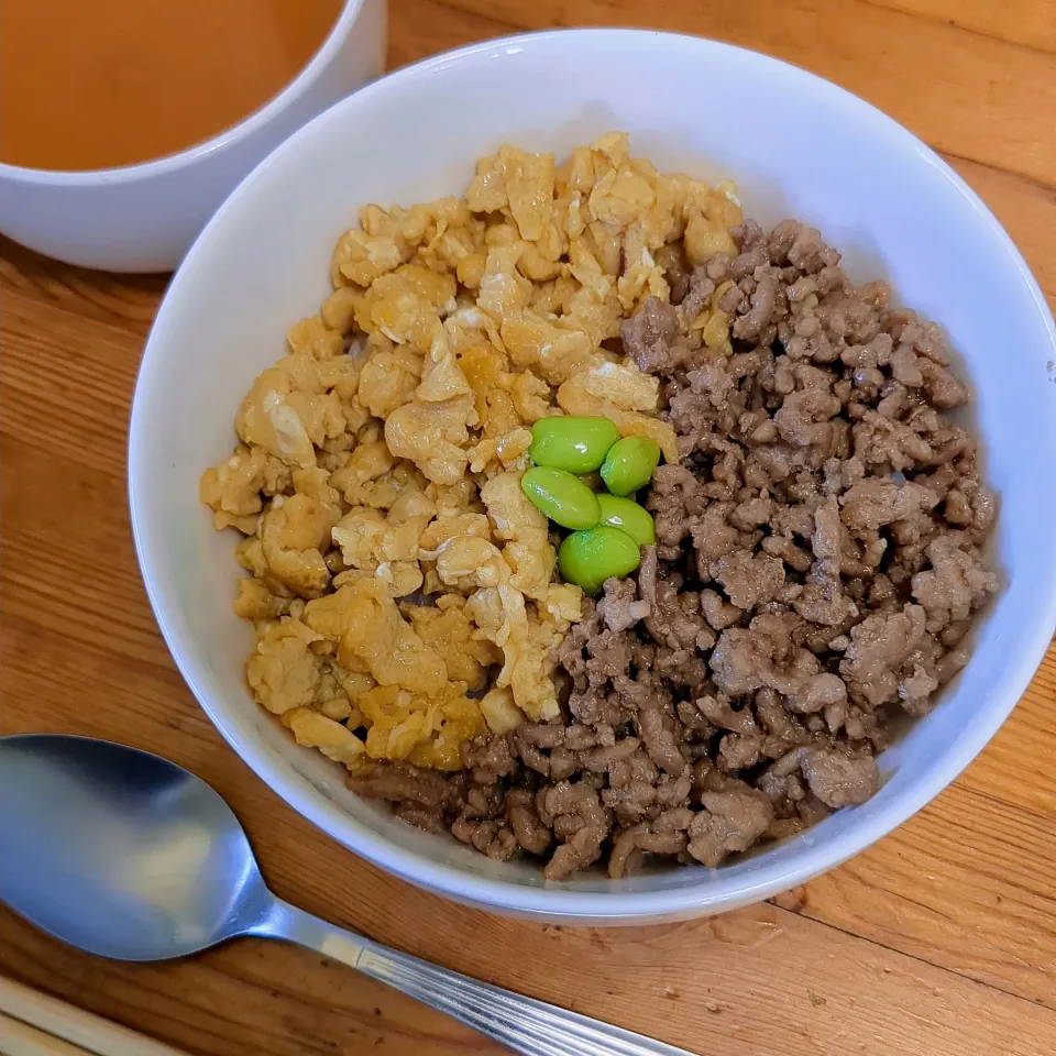 息子の好物そぼろご飯🍚二色丼|まゆめろさん