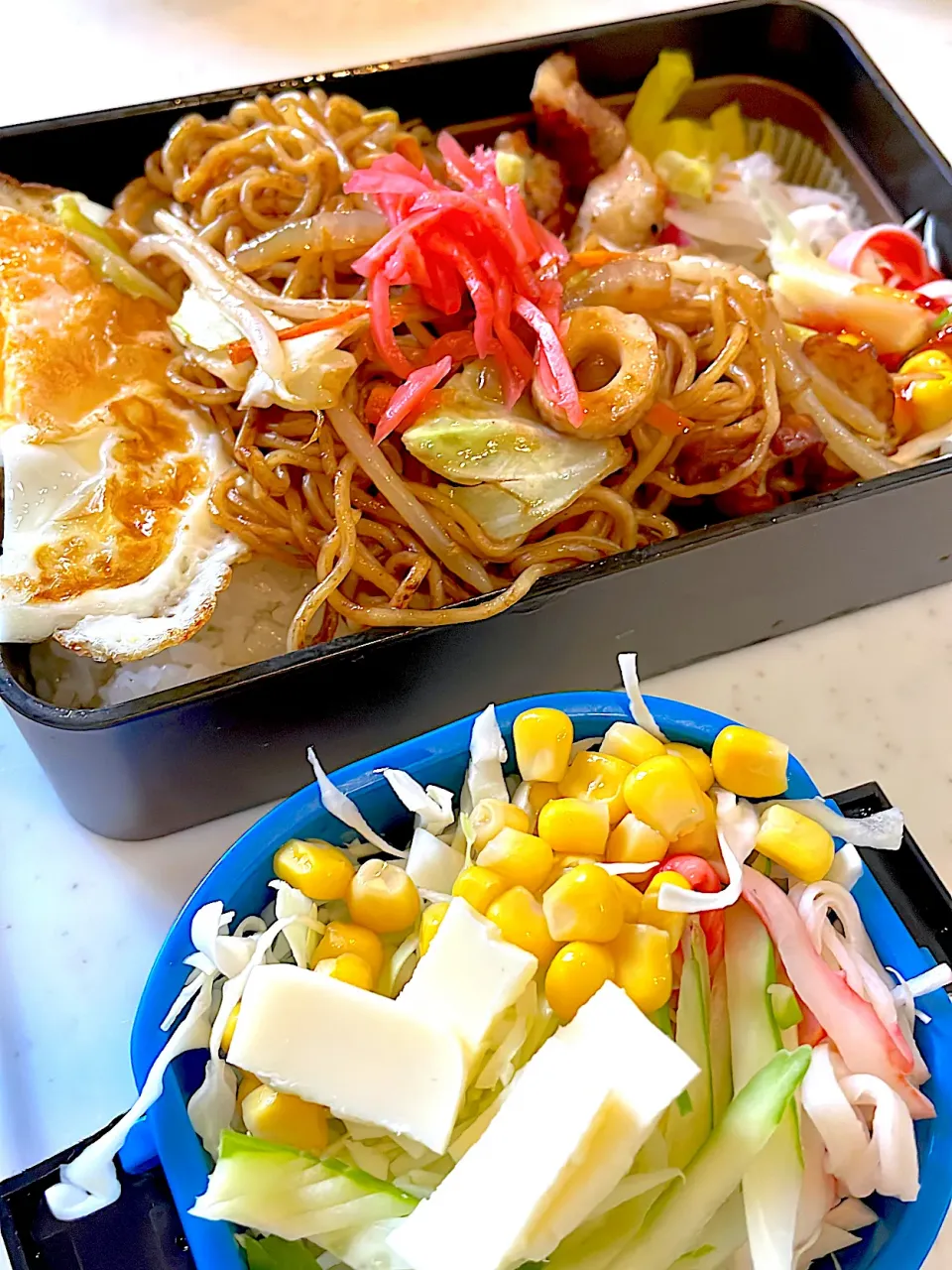 おっさん弁当　こぼれ焼きそば　サラダ　目玉の親父ハーフ　たくあん　レモンペッパーチキン|ひげおやじさん