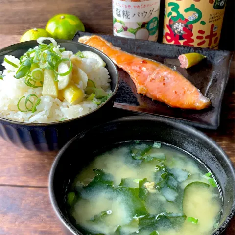 「かねさ ひいふうみそ汁 しじみ 181g」を使ってみたSnapdishの料理・レシピ写真:ひいふうみそ汁とマコモダケの炊き込みご飯と銀鮭の塩糀パウダー焼きをフィンガーライムで