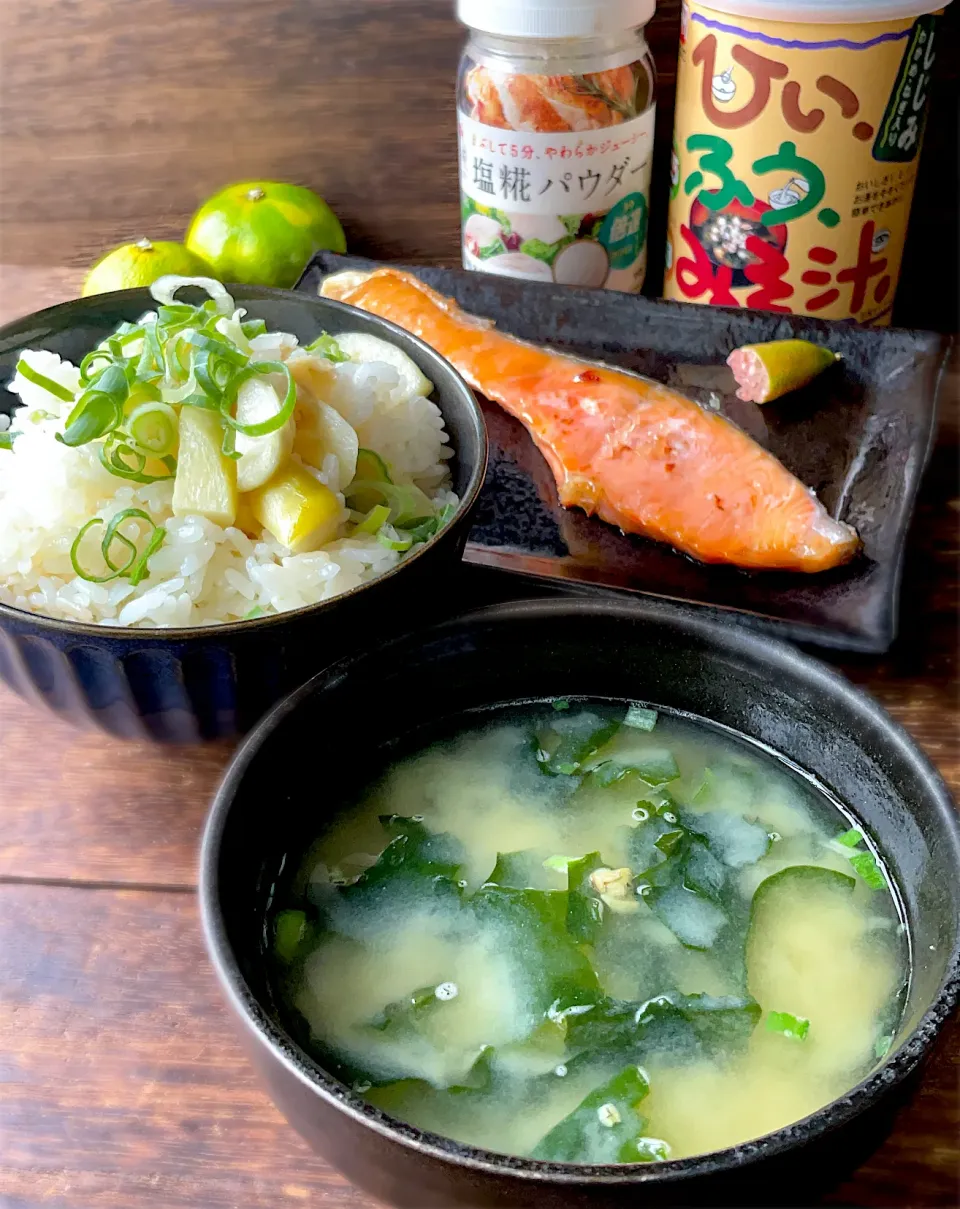 ひいふうみそ汁とマコモダケの炊き込みご飯と銀鮭の塩糀パウダー焼きをフィンガーライムで|9421beruさん