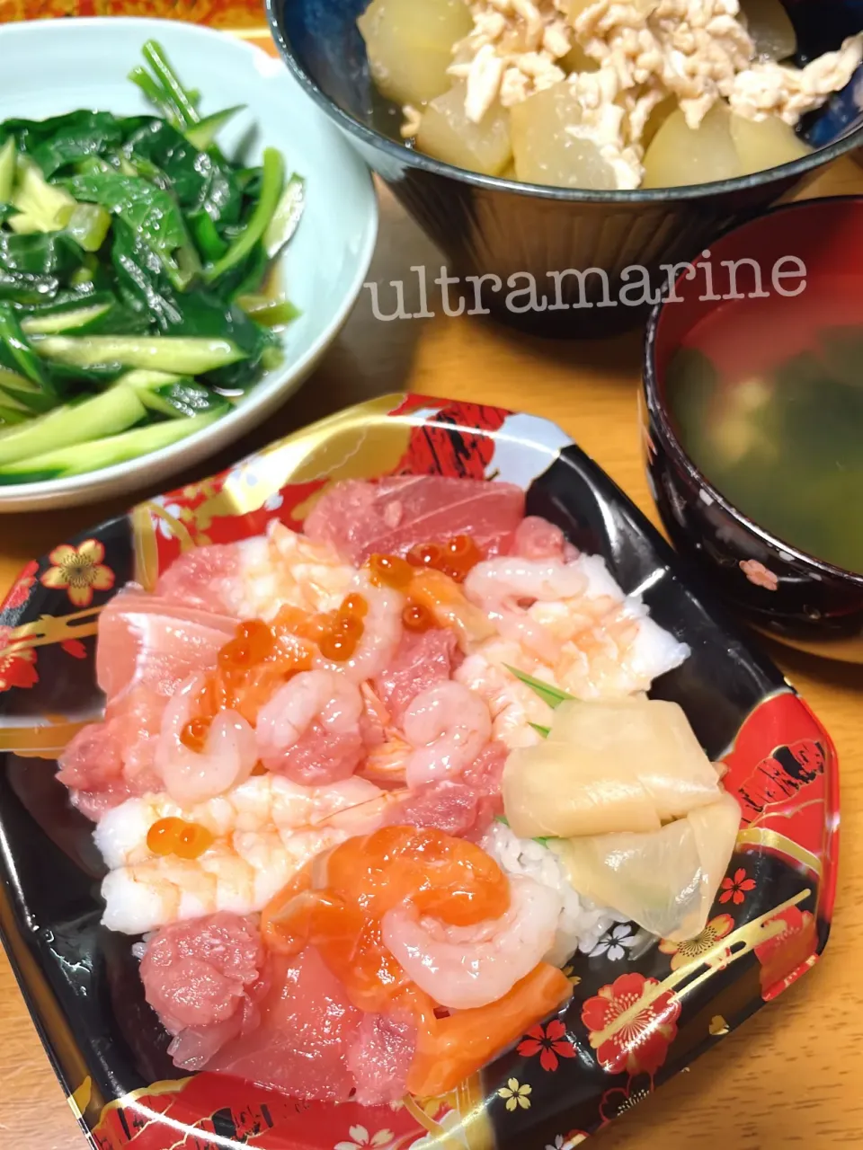 ＊海鮮丼と、冬瓜の煮物、きゅうりとおかわかめ＊|ultramarineさん