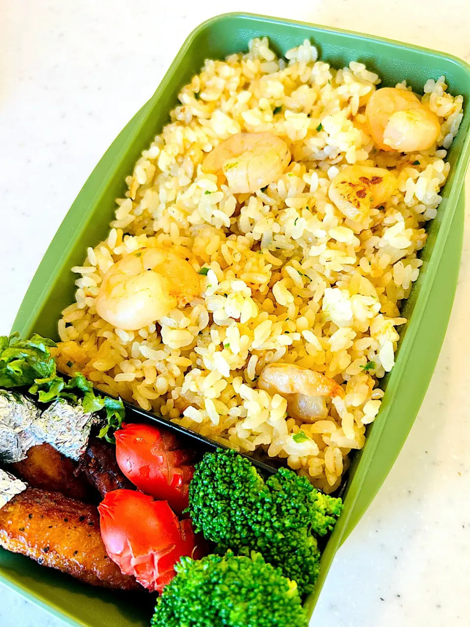 はじめて作ってみたよエビピラフ弁当☺︎|きなこもちさん