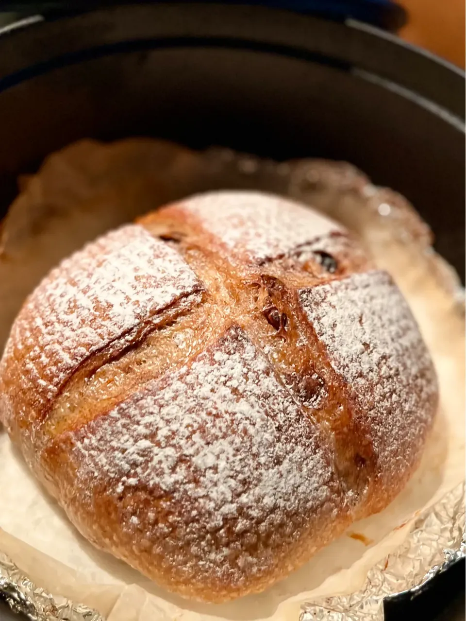 ダッチオーブンで焼く🍂シナモン香る胡桃とレーズンのカンパーニュ|アッコ✨さん