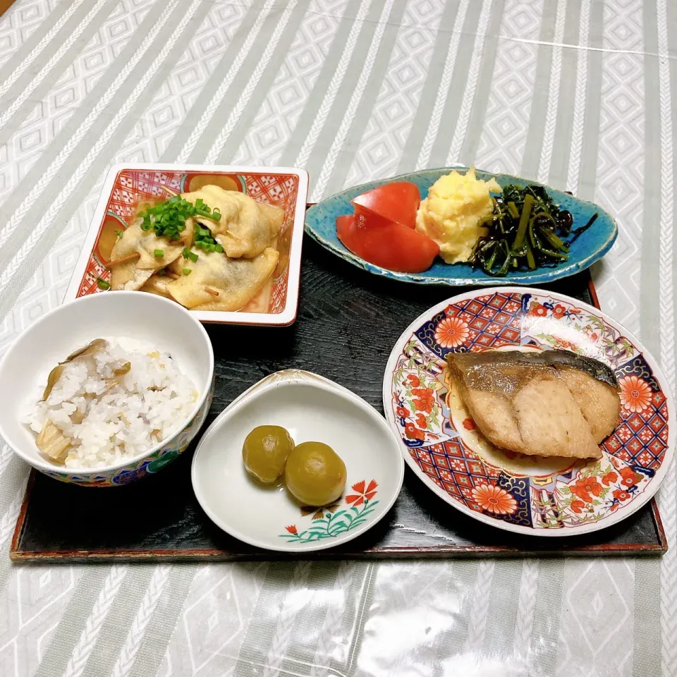 grandmaの晩ごはん☆ 今夜はぶりの煮付け、茄子入り巾着煮、空芯菜の昆布和え､ポテト…
梅のみりん煮を作りました
今日はやっぱり､酸っぱい。頂きます|kaoriさん