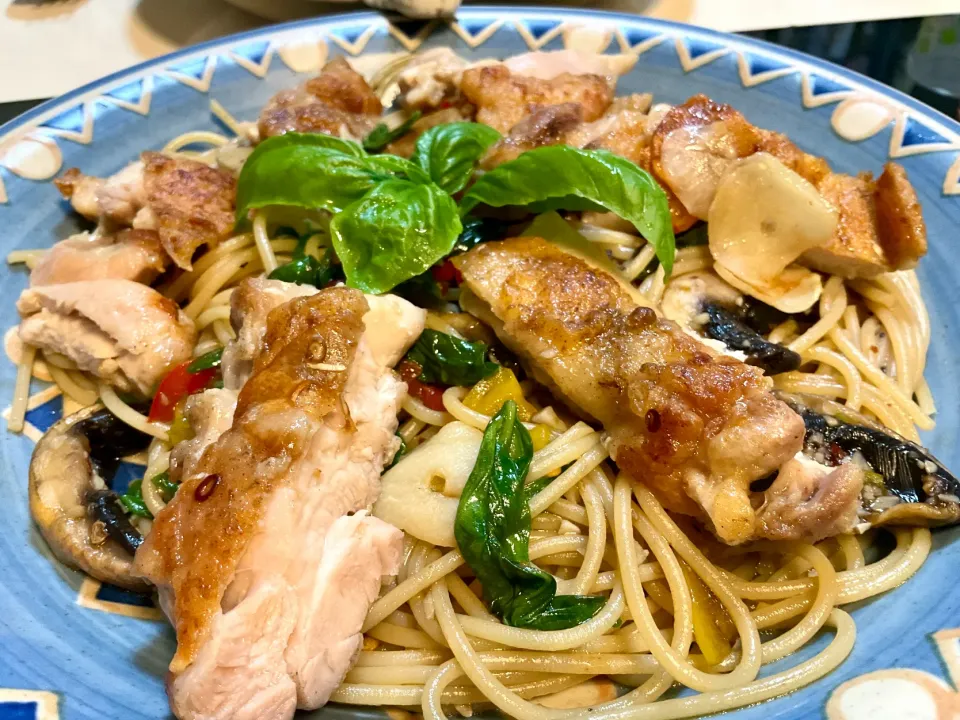 大きなマッシュに黄色と赤のパプリカに家庭菜園のバジルをドバッと。
ガーリック風味のカリカリに焼いた鶏モモを乗せたベベロンチーノ|Takeshi  Nagakiさん