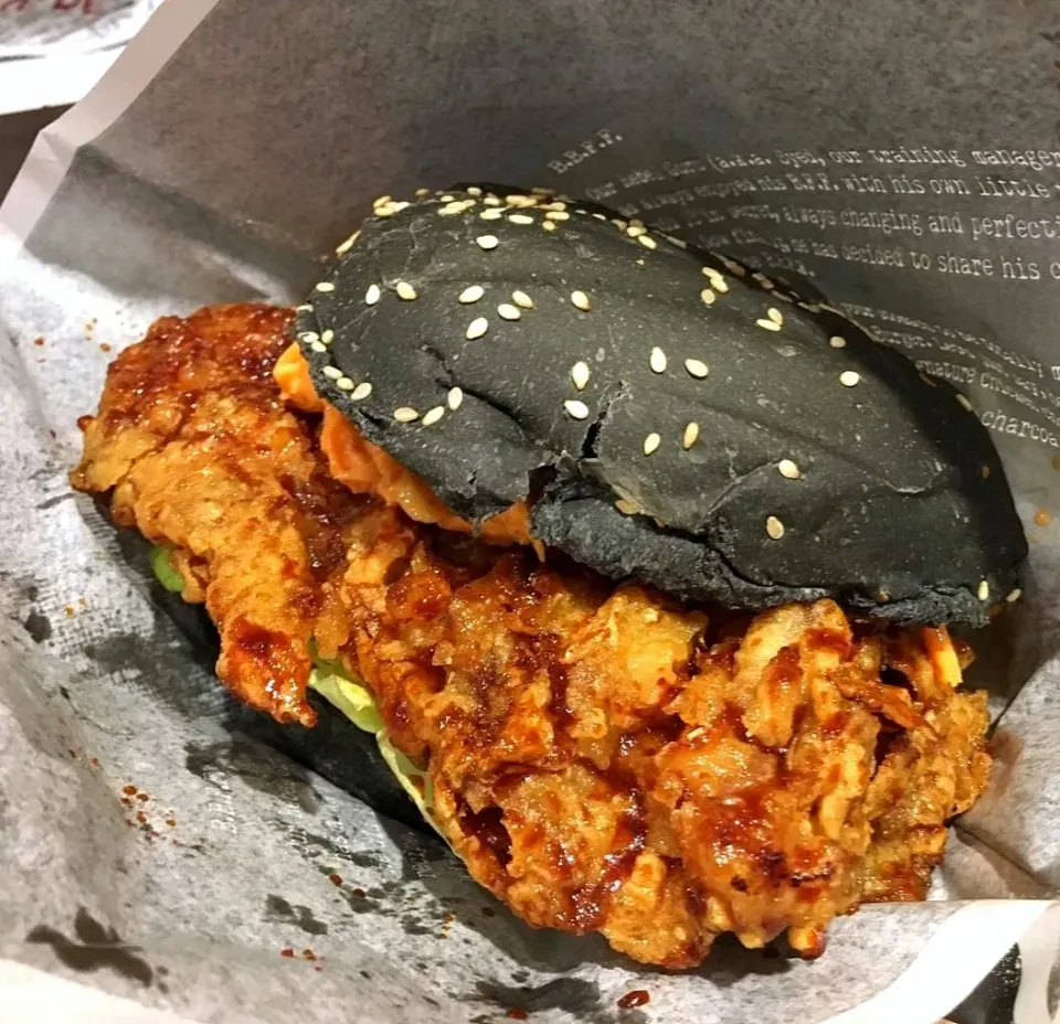 Crispy Fried BBQ Chicken Charcoal Burger 🍔🤤|An'leeさん