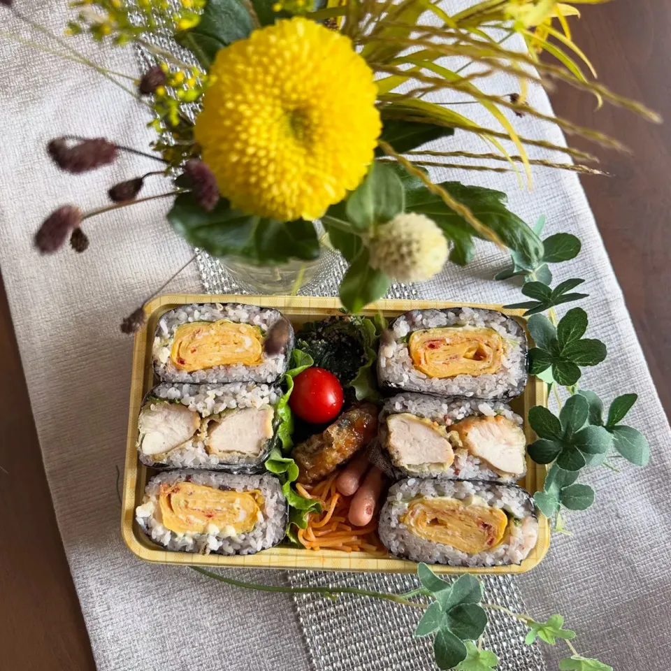 9/26❤︎主人のおにぎらず弁当🍙

＊ 桜海老たまご焼きおにぎらず
＊ 磯辺鶏天おにぎらず
＊ 茄子の挟み揚げ
＊ ナポリタン
＊ ほうれん草の胡麻和え|Makinsさん