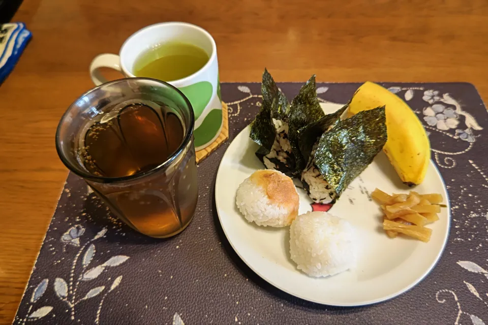 塩にぎり、味噌にぎり、生ひじきふりかけおにぎり、かつやの割干大根漬、熱い日本茶、六条麦茶、バナナ(朝ご飯)|enarinさん