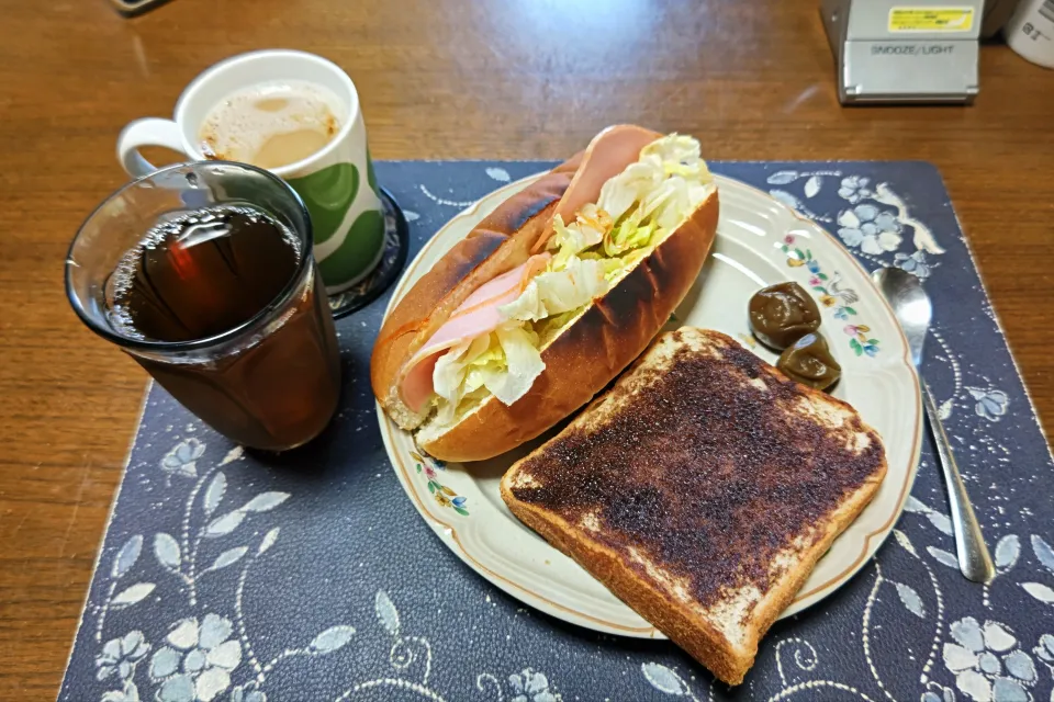コッペパントーストサンドイッチ、チョコトースト、シロップ漬け梅、ホットコーヒー、六条麦茶(昼飯)|enarinさん