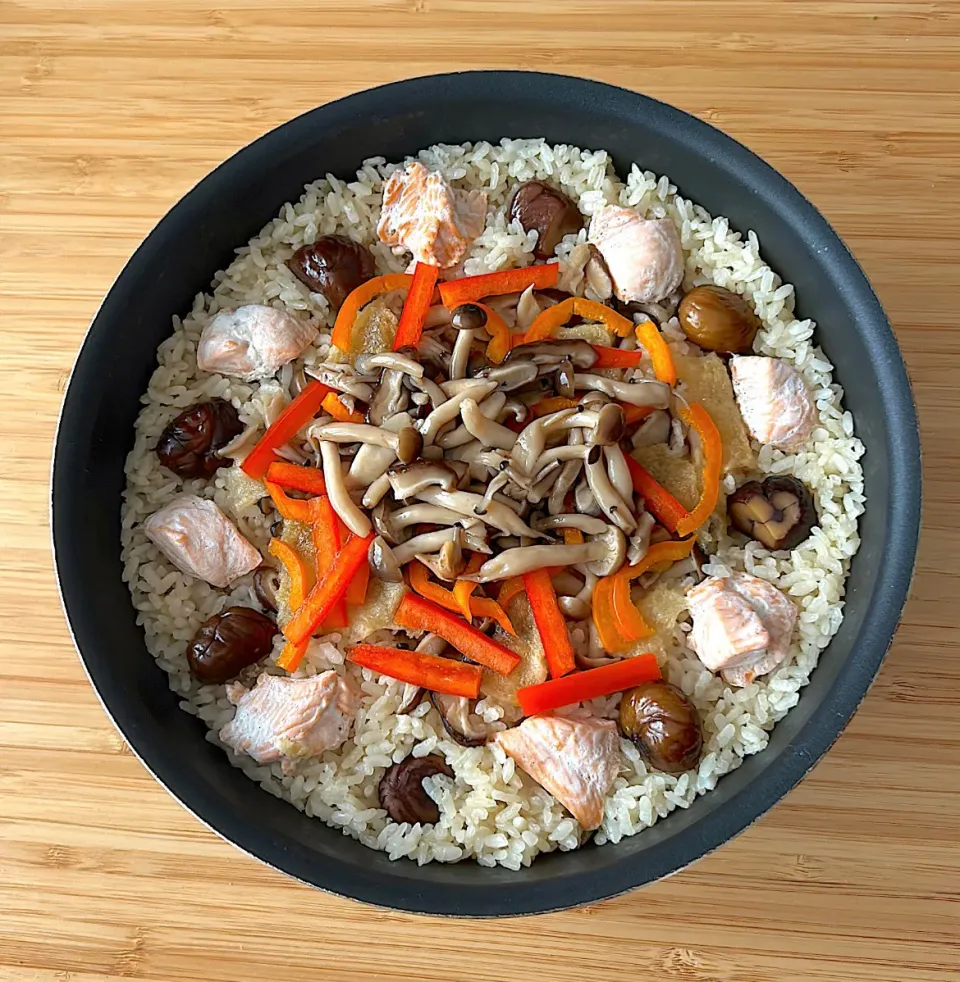 フライパンでキノコ🍄と秋の味覚炊き込みご飯|akkiyさん