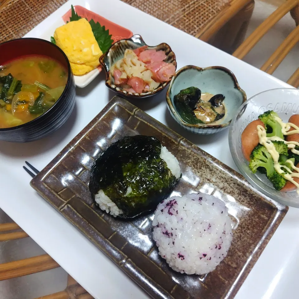 今日は、2人だけなので、アルモンデおにぎり定食です✨|rikako♪。.:＊さん