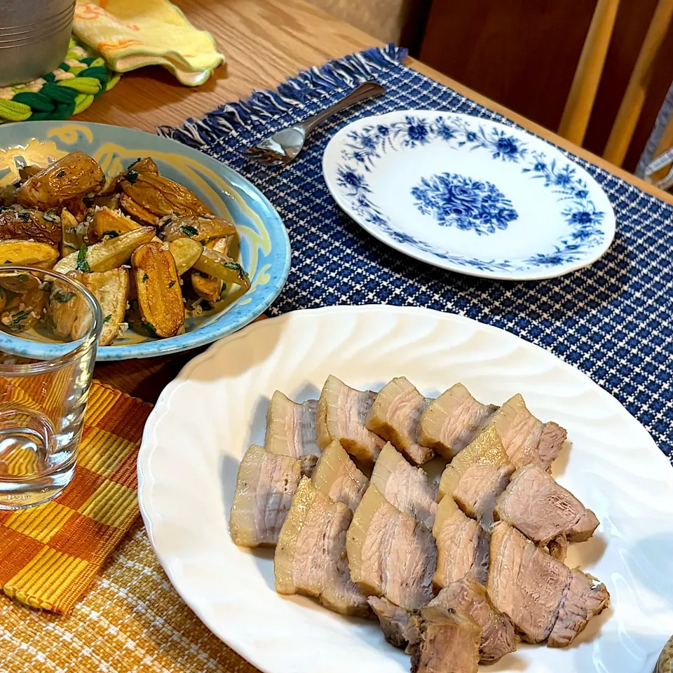 薄味チャーシューの残りとジャガのガーリックバジル|かおポンさん