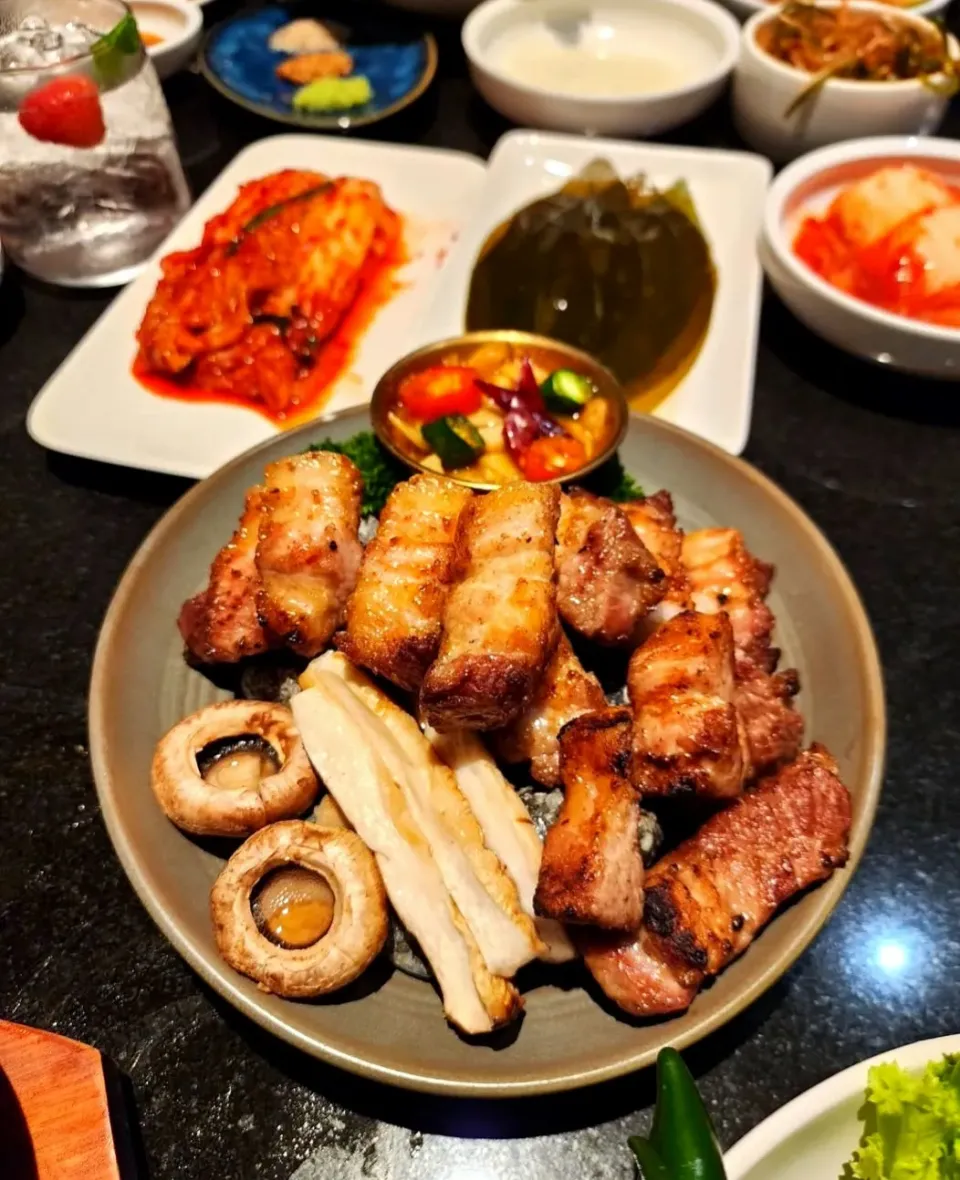 The Perfect Meal of Korean BBQ Grilled Pork Belly aka Samgyeopsal 🥓🤤|An'leeさん