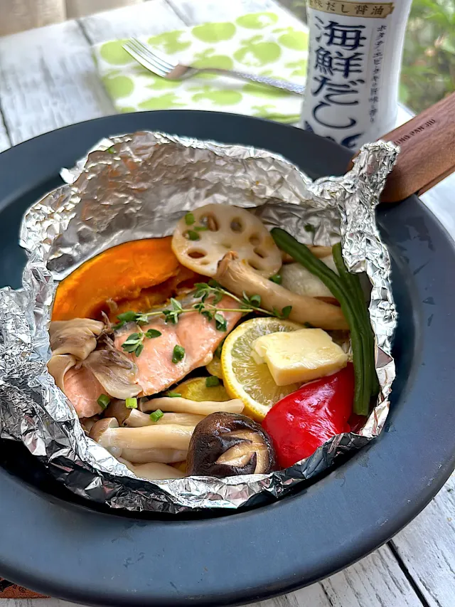 Snapdishの料理・レシピ写真:秋鮭ときのこのホイル焼き｜旬を食べよう！秋野菜アイデア大集合♪