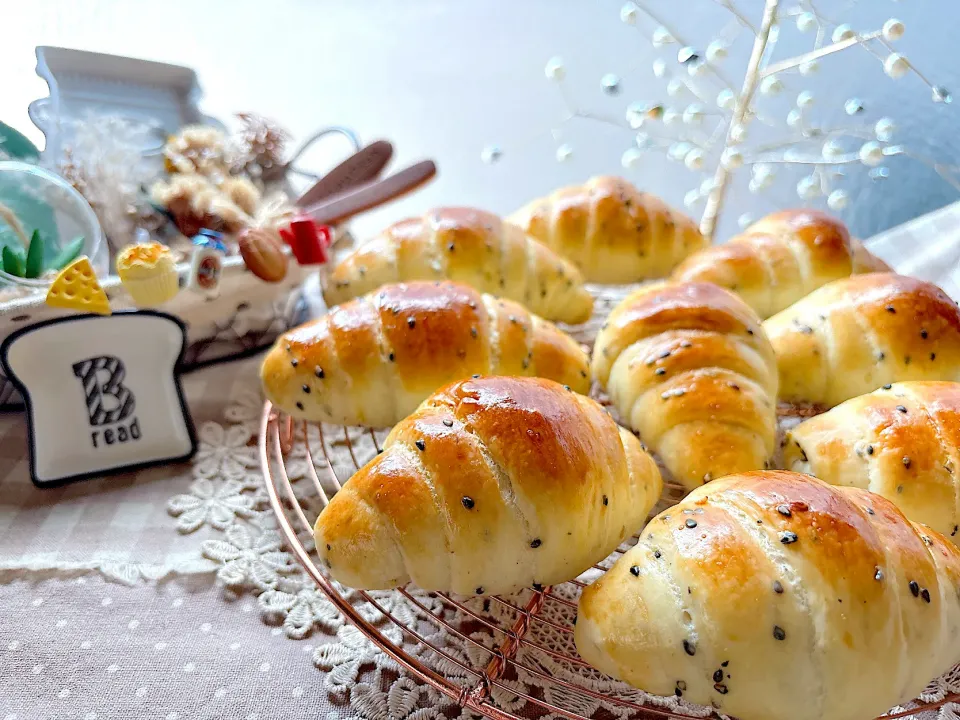 黒胡麻バターロール
~ 𝘣𝘭𝘢𝘤𝘬 𝘴𝘦𝘴𝘢𝘮𝘦 𝘣𝘶𝘵𝘵𝘦𝘳 𝘳𝘰𝘭𝘭~|がぁがさん