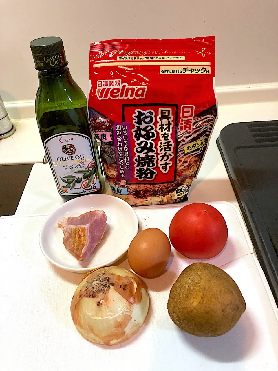 今日の晩ご飯はスパニッシュオムレツ風お好み焼き　じゃがいも、玉ねぎ、ベーコン、卵というスパニッシュオムレツの材料に小麦粉を加え、お好み焼きにします（実況中継開始）|なびさん