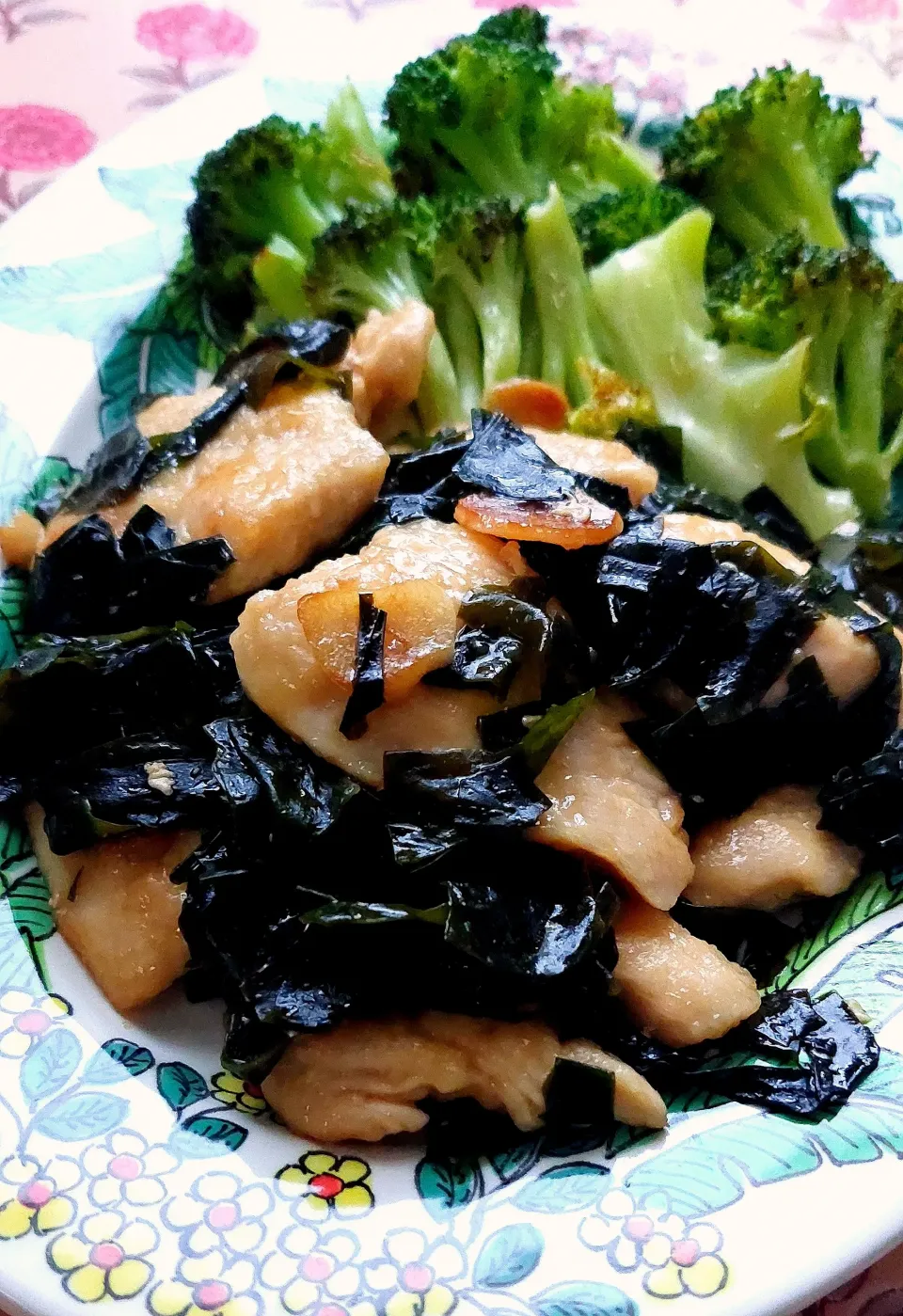 鶏胸肉とワカメのガーリックポン酢炒め|きつねさん