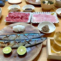 秋刀魚、本鮪、ウマヅラハギ肝醤油、ひやおろし枡酒|小次郎さん