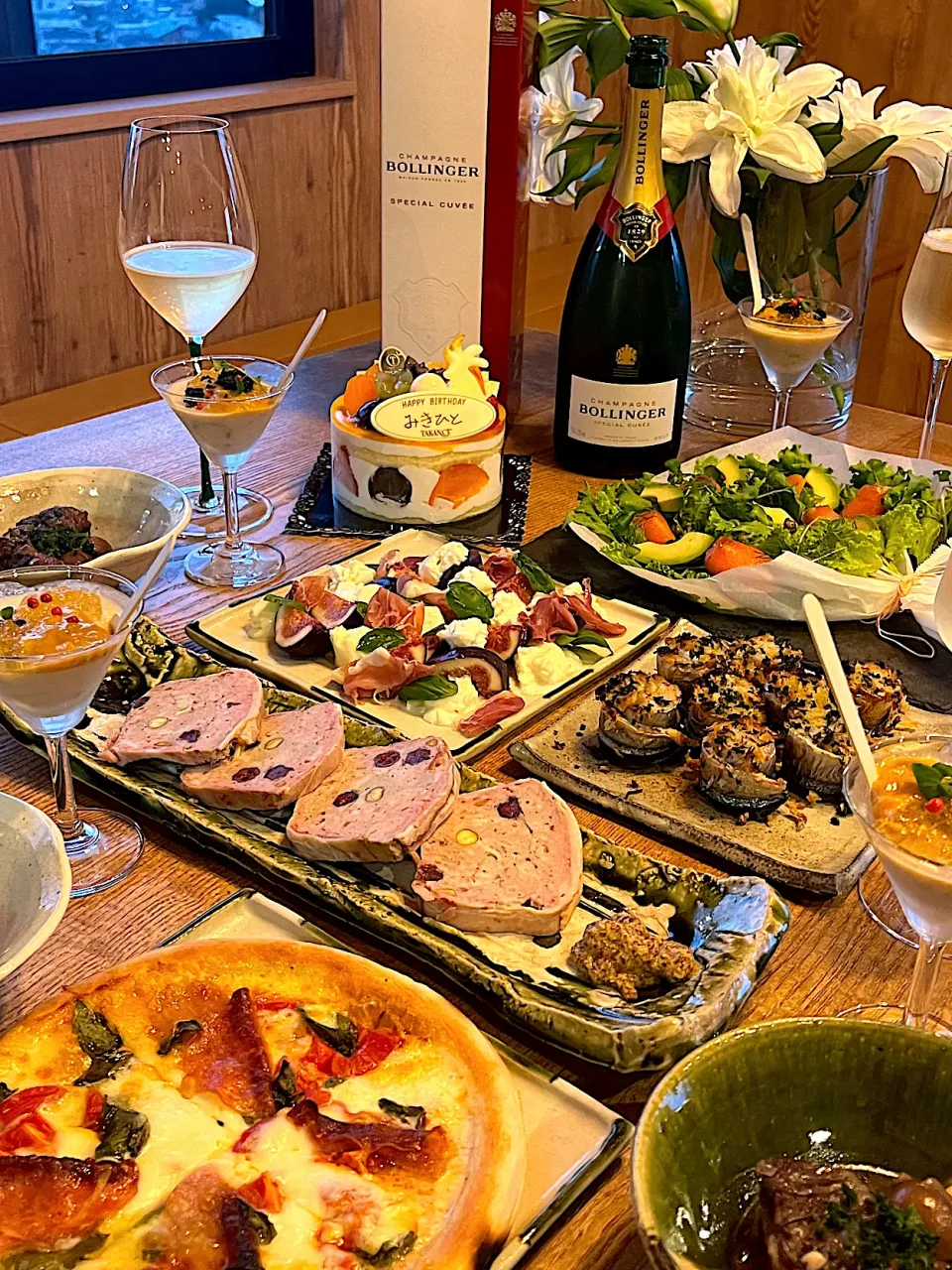 娘婿のお誕生日会　自家製パテ・ド・カンパーニュ　マッシュルームムース　牛すじ肉の赤ワイン煮　ピザ2種　サーモンのブーケサラダ　秋刀魚の香草焼き　無花果と生ハムとモッツァレラチーズのかプレーゼ|izunさん