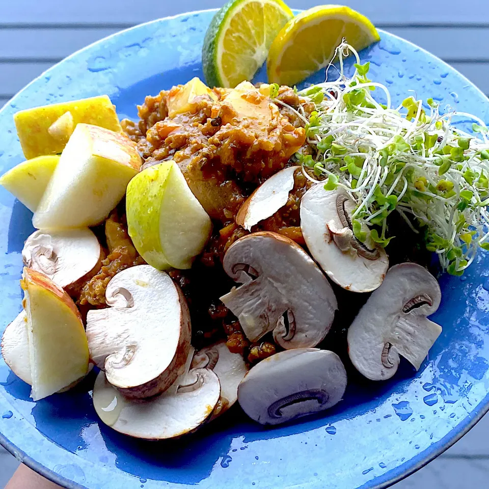 なんかカラダに良さそうなサラダトッピングカレーライス🍛|shikaさん