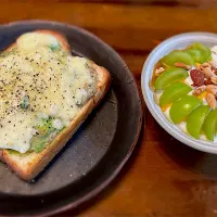 アボカドトースト、フルーツヨーグルト|シンタロウさん