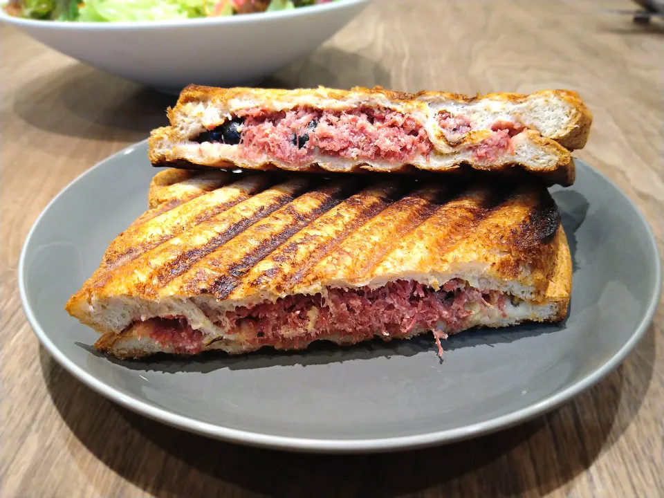 コンビーフとブルーベリーのホットサンド|古尾谷りかこさん