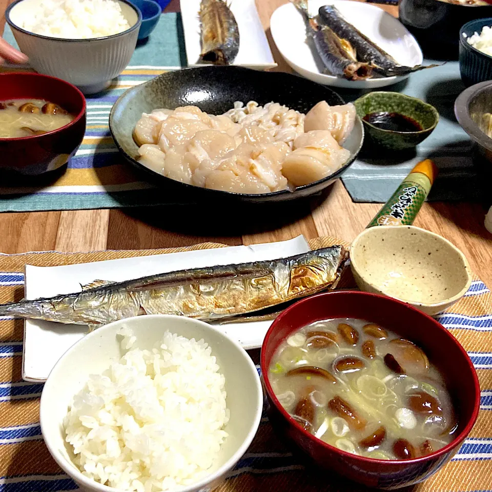 お夕飯　新米　秋刀魚の塩焼き　特大帆立お刺身　落葉きのこの味噌汁|renharuruさん