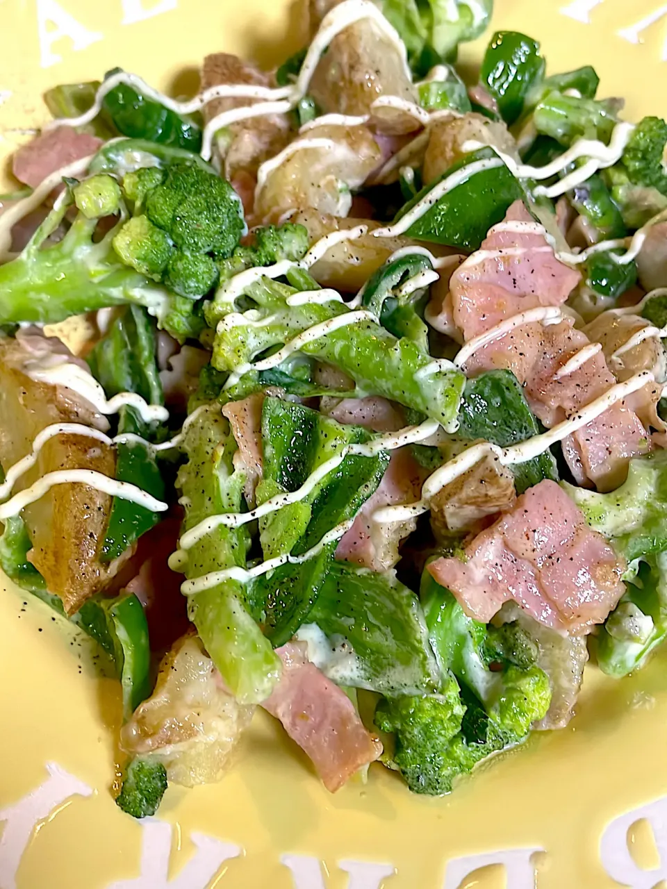 冷凍カットポテト、ベーコン、ブロッコリー、ピーマン🫑ある物入れてマヨ炒め|abekoさん