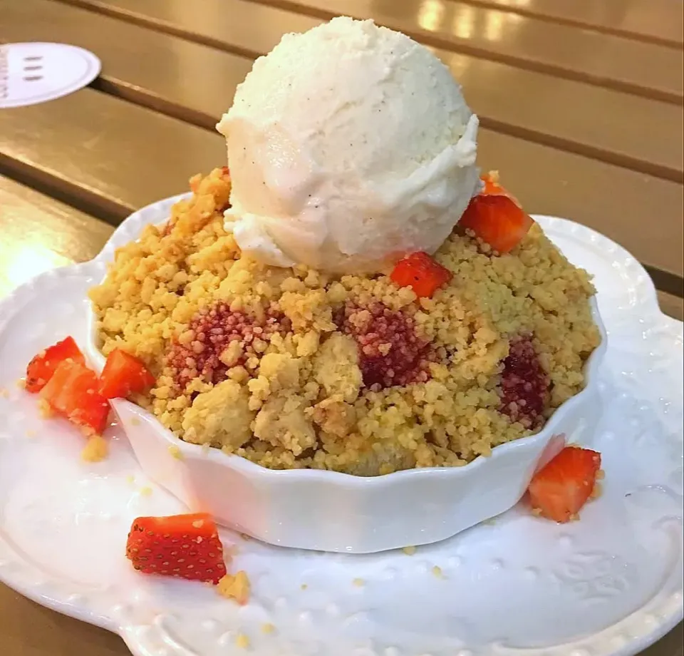 Strawberry Crumble w/ a Scoop of Delish Vanilla Ice Cream on Top 🍓🍨🤤|An'leeさん