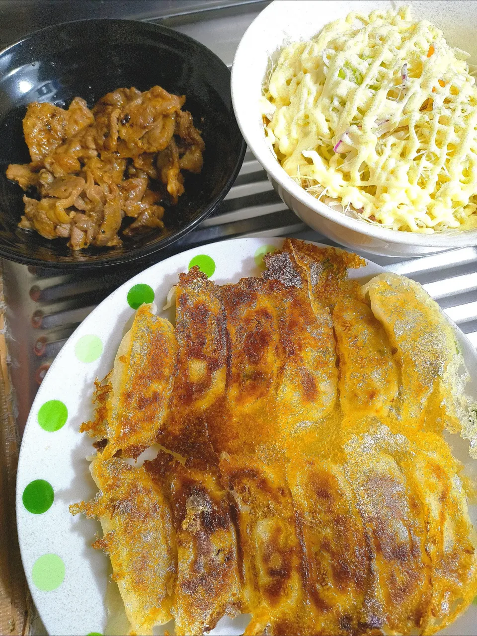 キャベツ千切りと餃子とラムの焼き焼き|時雨さん