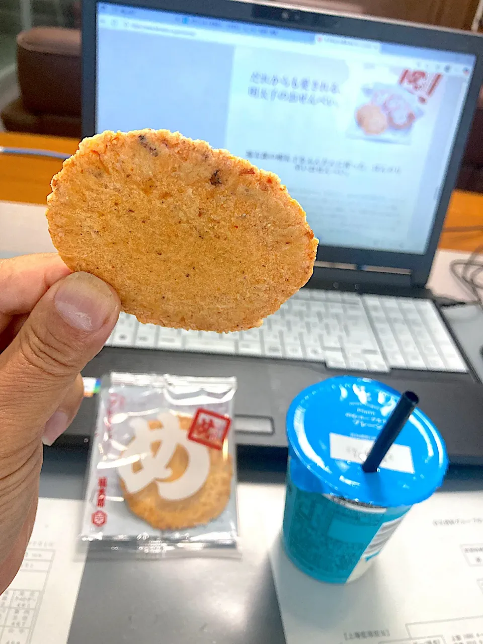 今日の昼ご飯　「辛子めんたい風味 めんべい 【プレーン】」と飲むヨーグルト　社長秘書さんが先週、九州旅行に行かれたそうで、お土産に「めんべい」いただきました|なびさん