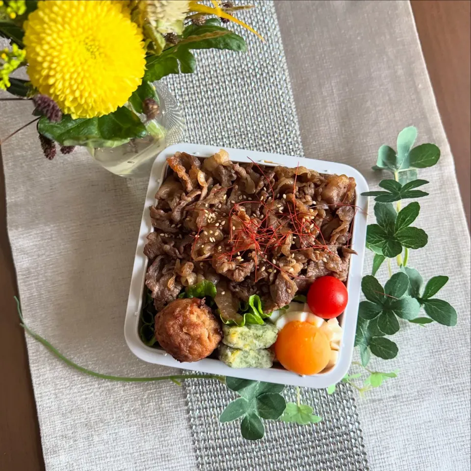 9/29❤︎主人の和牛焼肉丼弁当🌱

＊焼肉丼
＊半熟たまご
＊コーンの磯辺揚げ
＊ 鶏つくね
＊ほうれん草の胡麻和え|Makinsさん