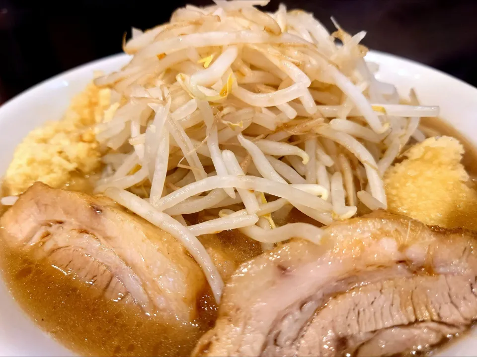 【TRY ラーメン大賞 2018年 
汁なし部門1位】 
用心棒 神保町店 
ラーメン (950円、麺300g) 
― 麺少なめ200g/柔らかめ
＋豚追加1 (180円)
＋ニンニクマシ (無料) 
＋ショウガマシマシ (無料) 
@神保町3分 
(JR水道橋駅から徒歩7分) 
25260
〈醤122塩41噌󠄀20タ9昆9出13F13
冷27混3つ1焼1ポ1〉|大脇さん