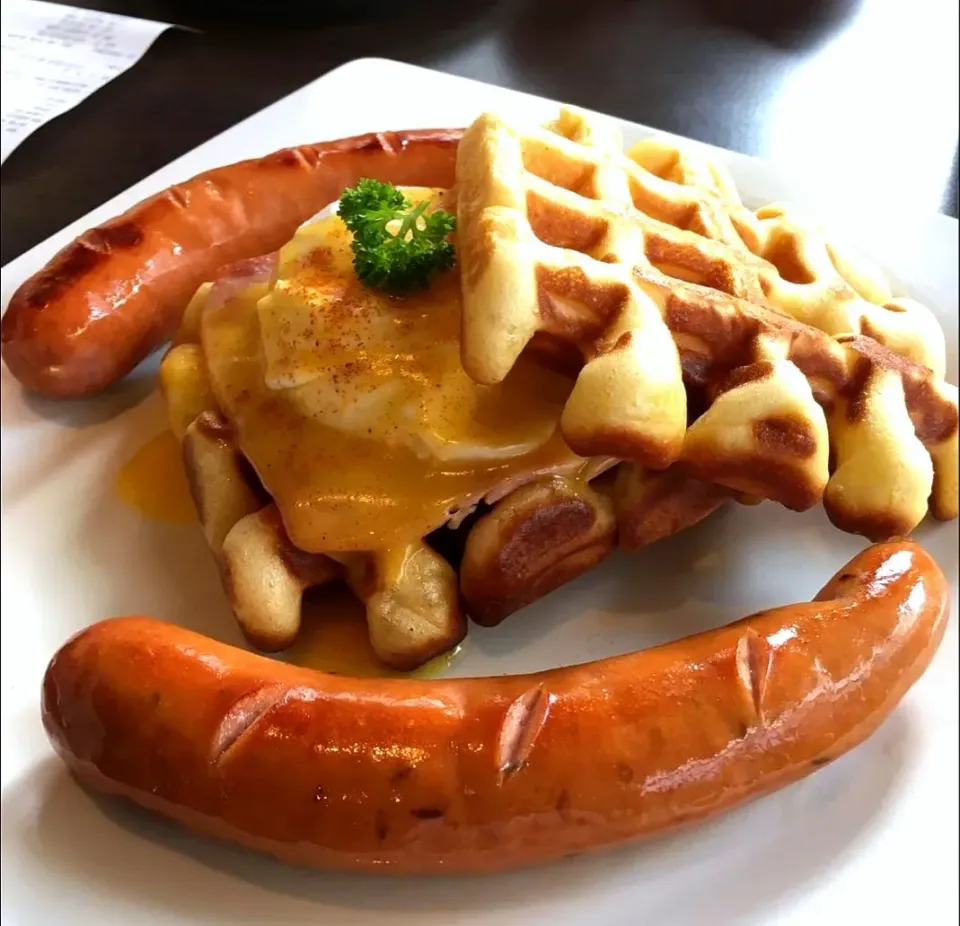 Egg Benedict Waffle w/ Sausages for Monday Brunch 🥚🥯🌭🤤|An'leeさん