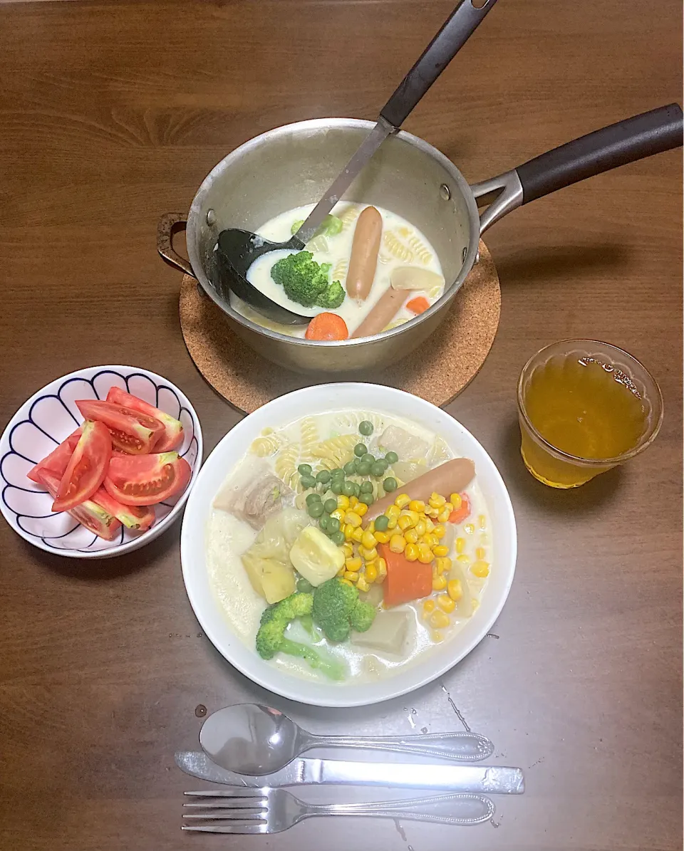 昨日のポトフのレフトオーバーにブロッコリー、人参、フスィリを加え、ハウスクリームシチューミクス、牛乳でクリームシチューにリメイクしました。仕上げにグリーンピースとコーンとバターを乗せ、いただきまーす😋|なびさん