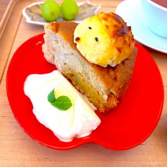 バニラアイス&スイートポテト添えりんごケーキ
