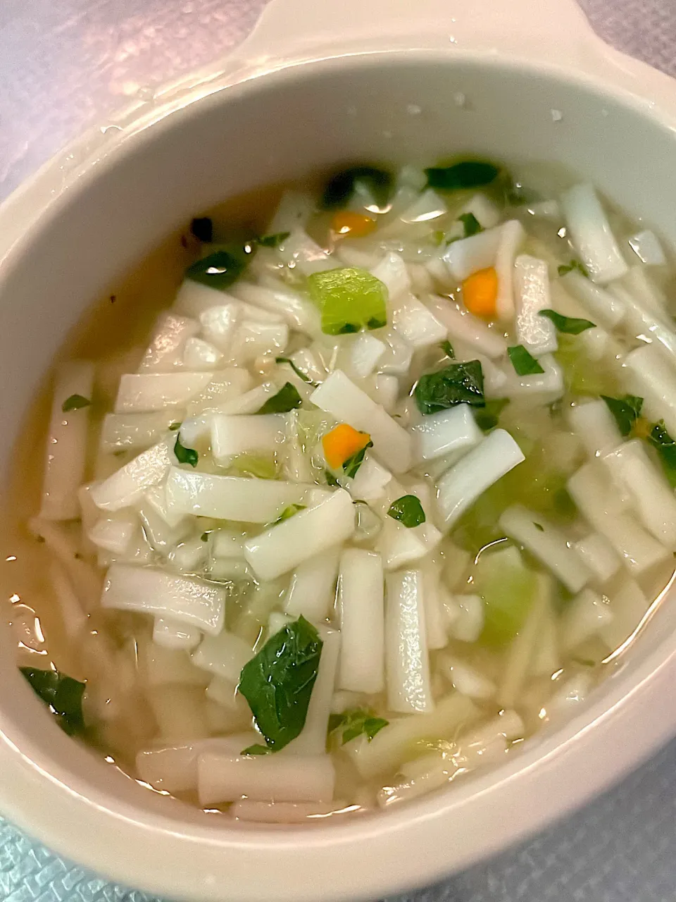 孫の離乳食。ベビーうどん、小松菜、ママ作離乳食→ツナと大根を混ぜて。ベビー味噌汁の素を使用|abekoさん