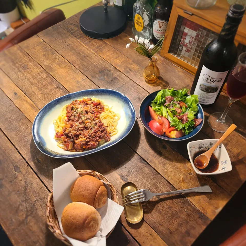 全粒粉ロールとボロネーゼとカリカリに焼いたハムのサラダにバルサミコドレッシングを添えて|KEITAさん