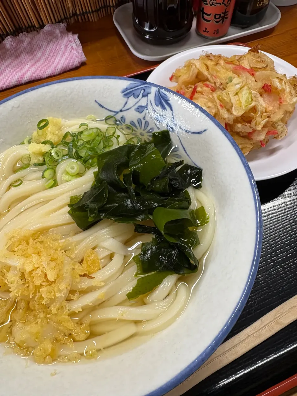 かけうどんと紅しょうが入りかき揚げ|おかちさん