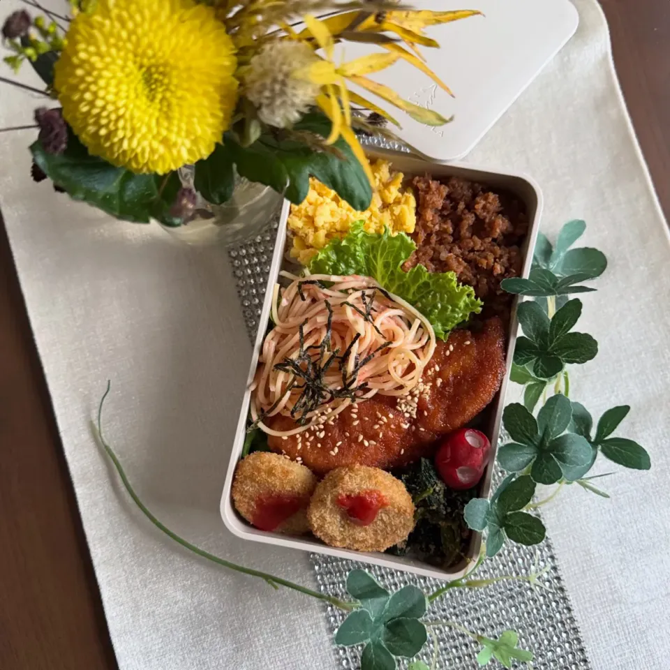 9/30❤︎主人具沢山のっけ丼弁当🌱
今日です9月も終わりですね🍂

＊ちょこっと鶏たまそぼろ
＊甘辛ささみカツ
＊メンチカツ
＊たらこスパゲッティ
＊ほうれん草の胡麻和え
＊のっけ丼|Makinsさん