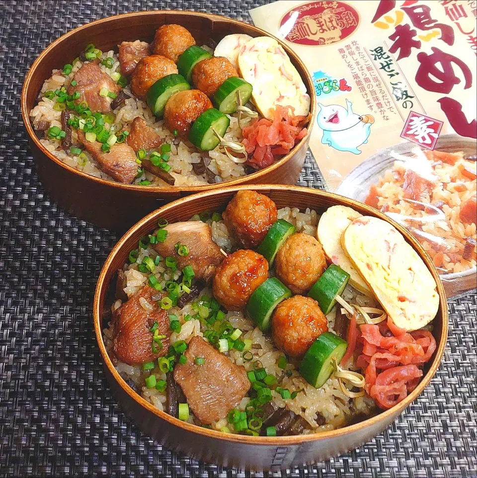 母とムスコのラブラブおソロ♪具がゴロゴロ鶏めし乗っけ弁当|からあげビールさん