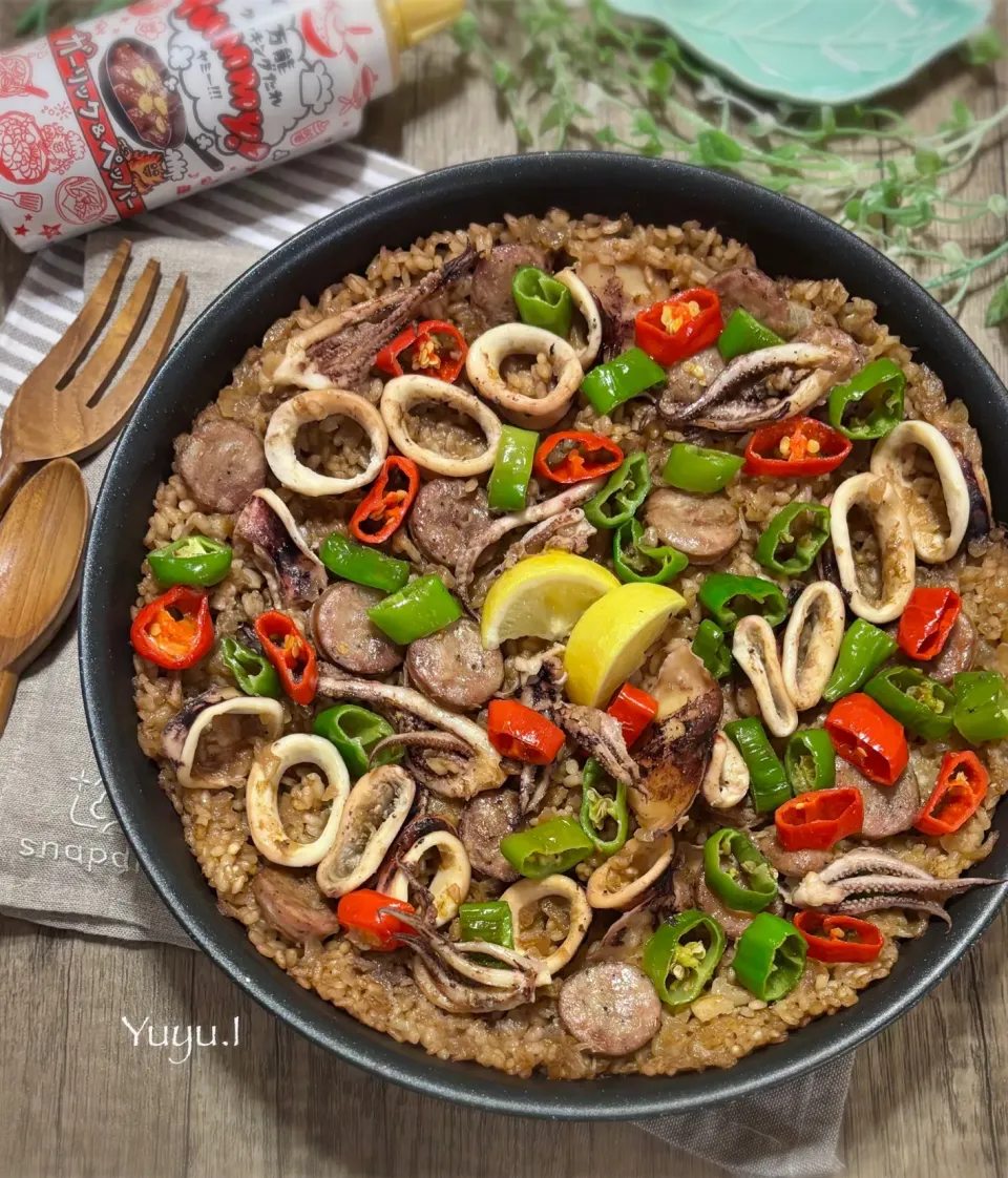 イカと甘唐辛子とソーセージのパエリア（ワタ入り）|ゆーこどんさん